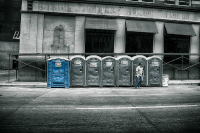 שורה של שירותים ניידים